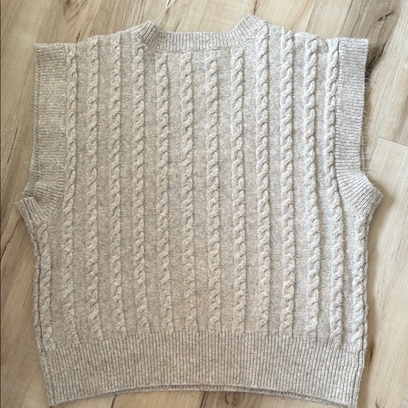 Cable Knit Sleeveless Sweater Vest - Picture 3 of 3